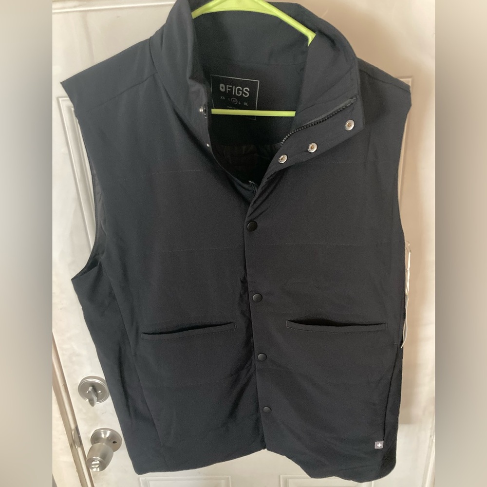 Men’s size medium Figs Puffer vest black brand new with tags